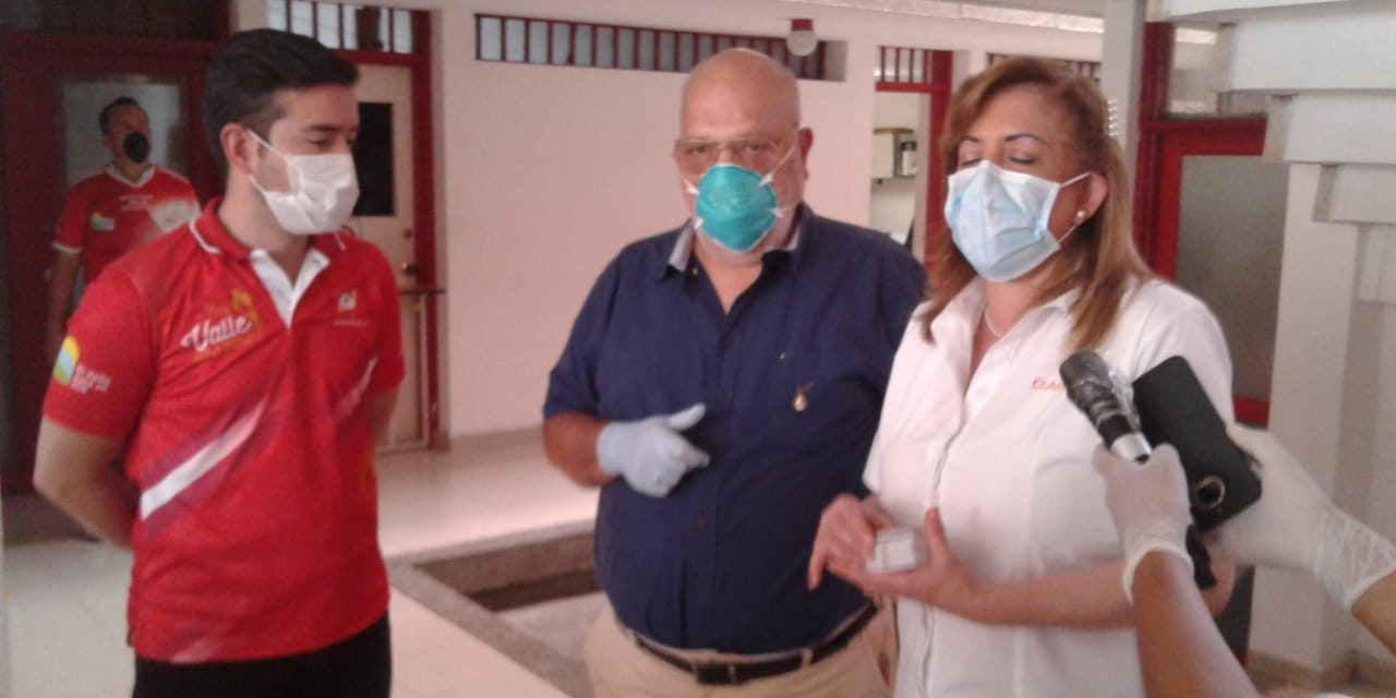 Gobernadora del Valle entrega ayudas a periodistas independientes en crisis de coronavirus