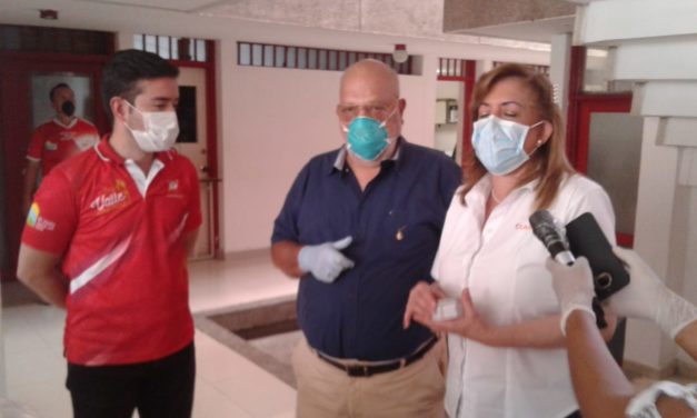 Gobernadora del Valle entrega ayudas a periodistas independientes en crisis de coronavirus