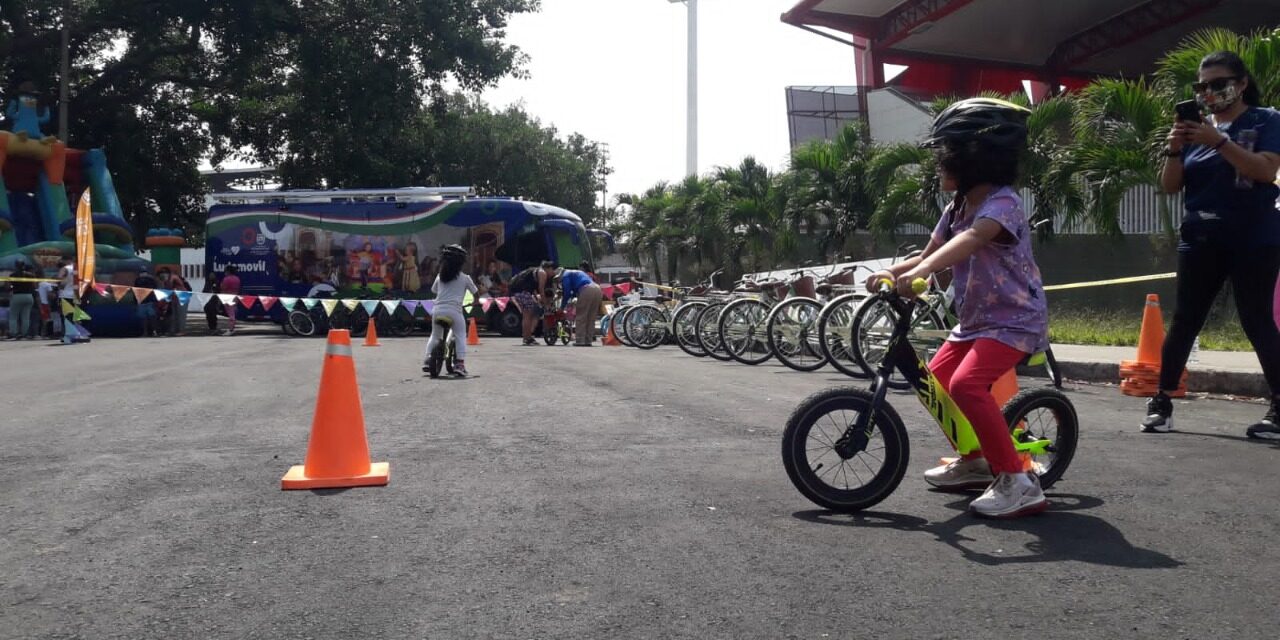 En la Ciclovida se enseña a montar en bicicleta a los niños caleños