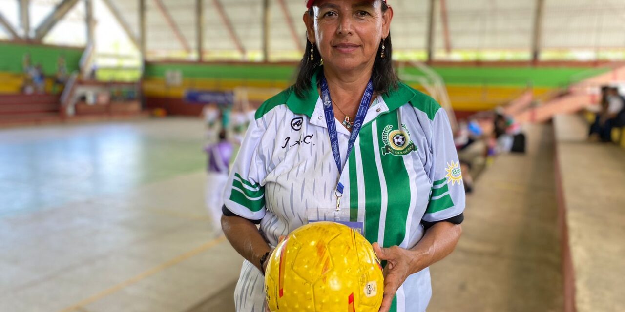 Juegos Comunales: Yolanda Aguirre, DT del equipo masculino de fútbol de salón del Guainía