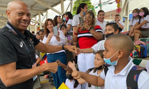 Mike Powell, embajador del mundial de Atletismo Sub-20, visitó instituciones educativas de Cali