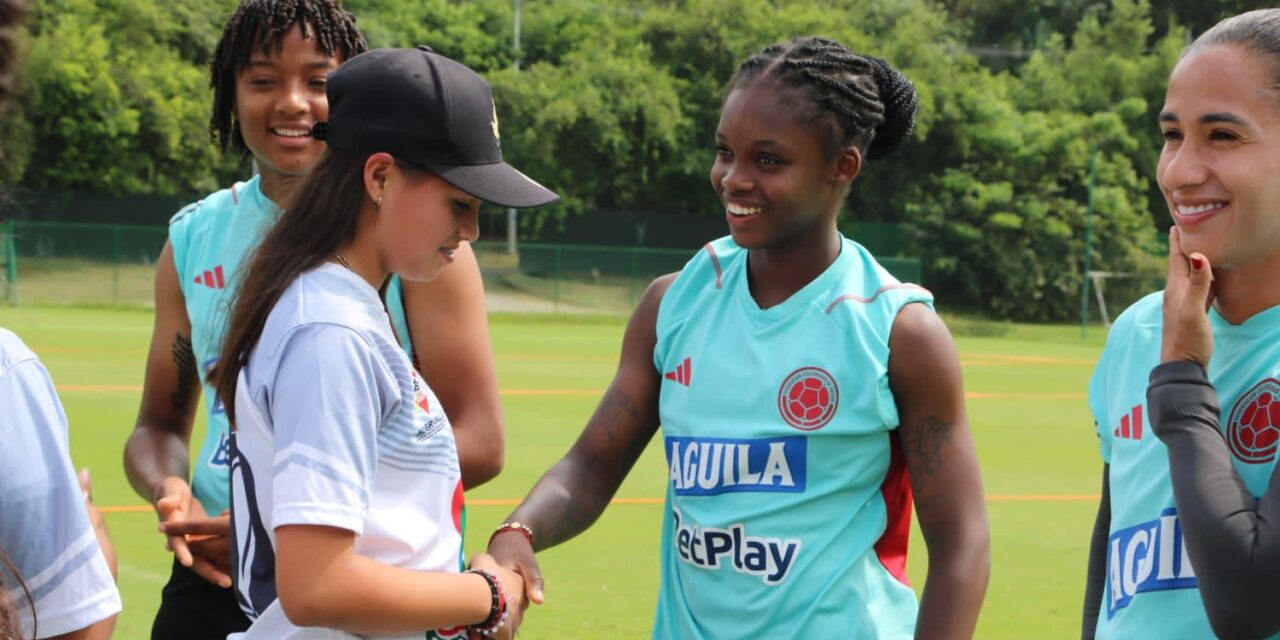 Niñas de los Semilleros Deportivos comparten con jugadoras de la Selección Colombia