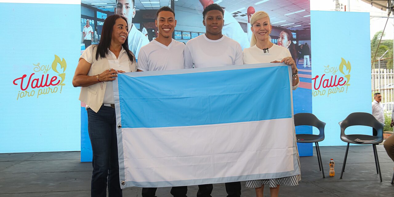 Gobernadora del Valle entregó bandera a atletas que van a Juegos Nacionales Juveniles