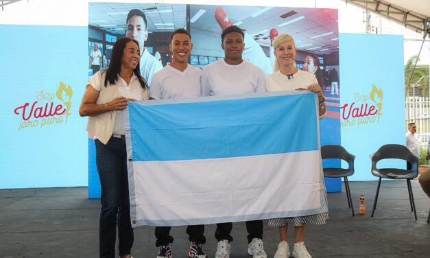 Gobernadora del Valle entregó bandera a atletas que van a Juegos Nacionales Juveniles