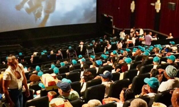 Adultos mayores de Palmira vivieron por primera vez la experiencia del cine