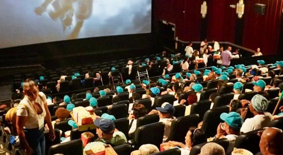 Adultos mayores de Palmira vivieron por primera vez la experiencia del cine