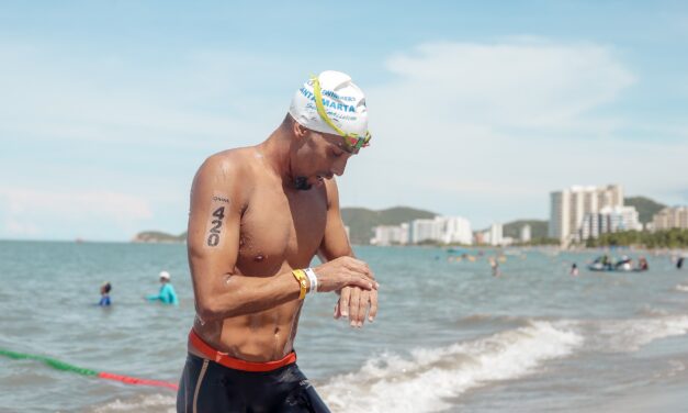 Venezolano Juan Segovia triunfa en la prueba reina del Open Swimmers Seguros del Estado